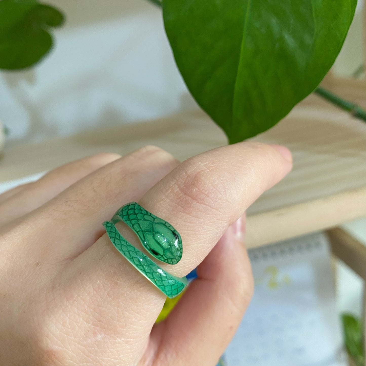 π Shimmering Snake Ring
