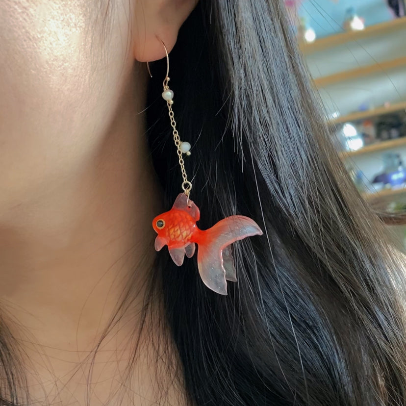 Bubble of dreams | Asymmetric Goldfish Earrings